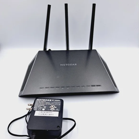 NETGEAR Nighthawk Smart Wi-Fi Router (R7000) - AC1900 - Picture 1 of 13